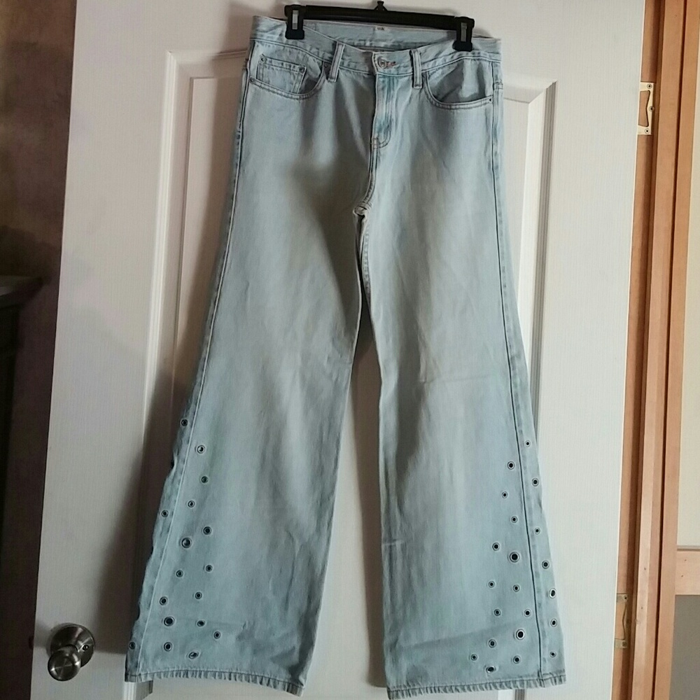 In style right now Flared grommets Levi's